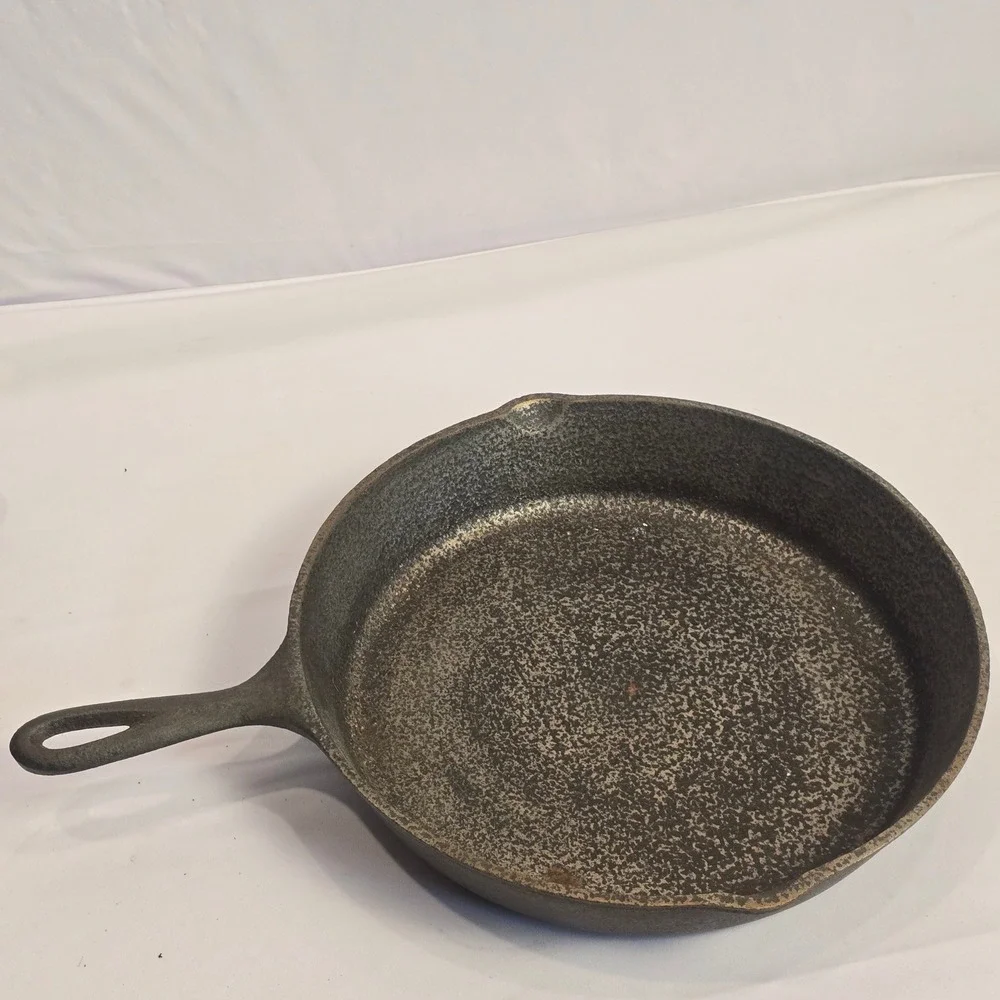 Vintage Unmarked Cast Iron Skillet‎ 10.5 Inch Round Pan with Heat Ring No 8